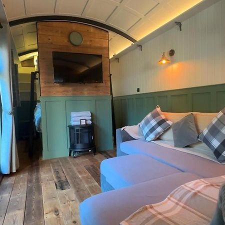 Hotel The Holly Hut Burton  Esterno foto