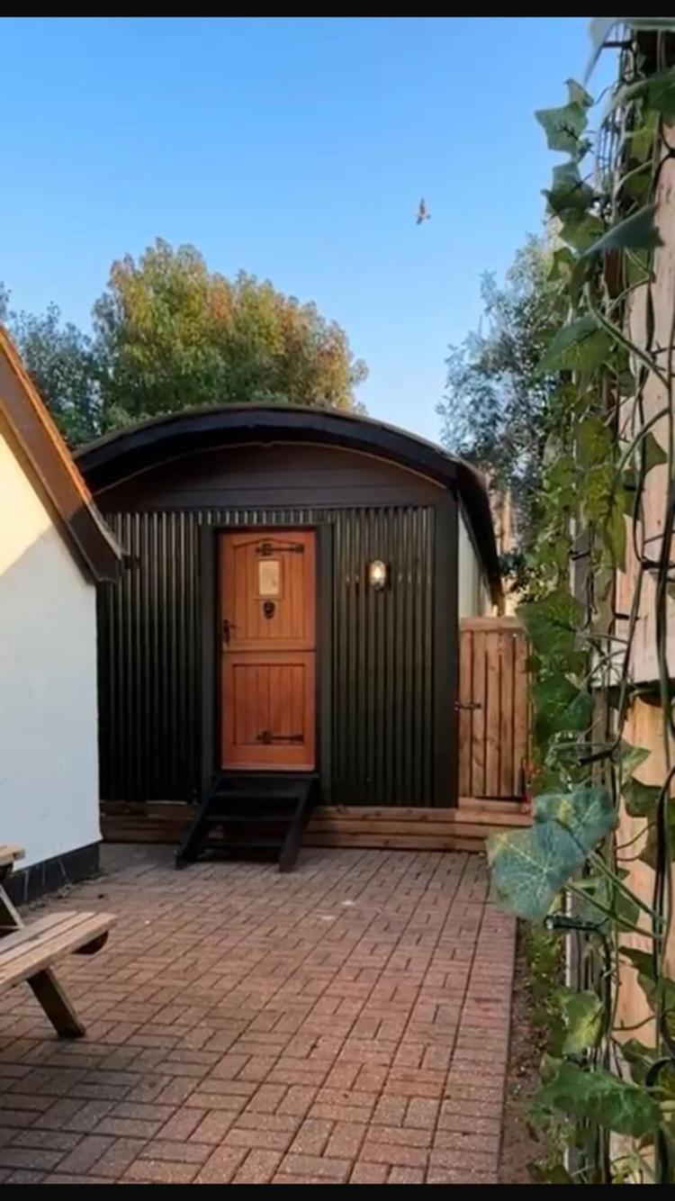 Hotel The Holly Hut Burton  Esterno foto